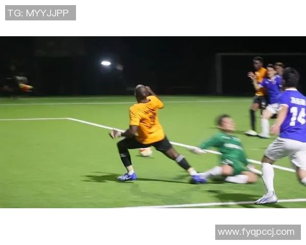 足球巨星完美射门瞬间定格 展现超凡技巧与无畏精神 足球巨星完美射门瞬间定格 展现超凡技巧与无畏精神